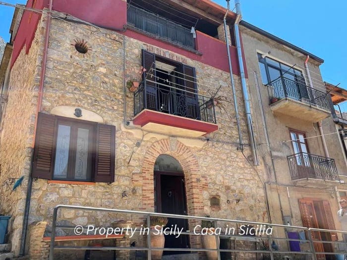 Casa con 6 locali in vendita in Via Ferrante Aporti, Caltavuturo