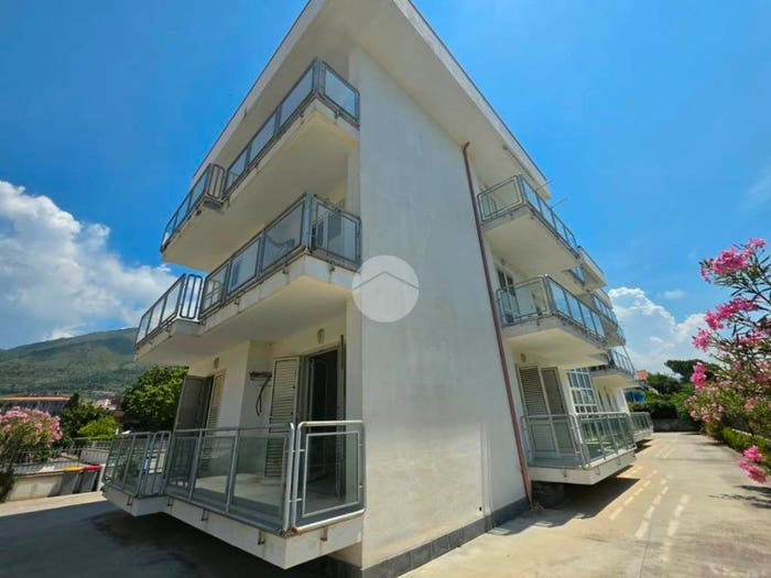 Appartamento con 6 locali in vendita in Via Vincenzo Bellini, Praia a Mare