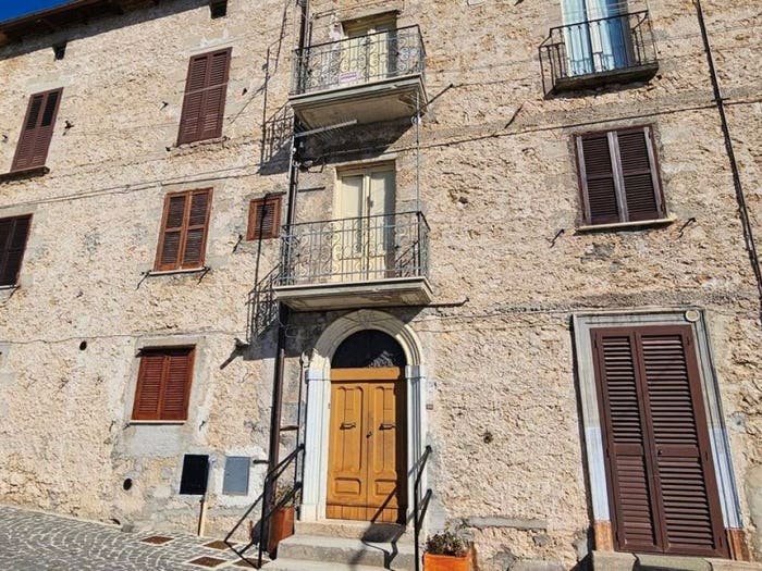 Appartamento trilocale in vendita in Via dei Pini, Castel del Monte