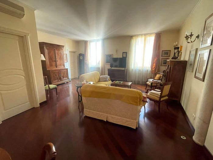 Appartamento quadrilocale in vendita in Piazza dei Cavalli, Centro Storico, Piacenza