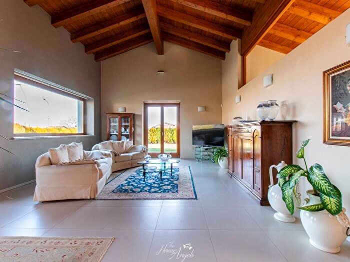 Casa con 6 locali in vendita in Via Orti, Vignolo