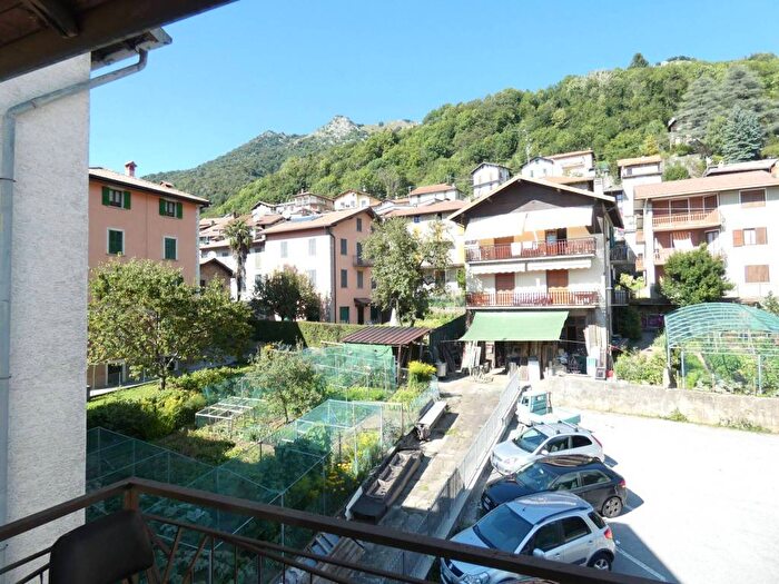 Appartamento trilocale in vendita in Via Adamello, Centro, Esino Lario