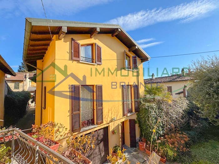 Casa quadrilocale in vendita in Via Mario Greppi, Centro, Angera