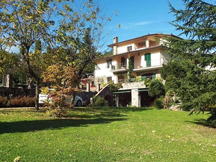 Casa con 14 locali in vendita in Piazza Al Serchio