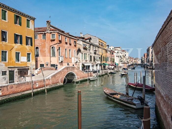 Appartamento trilocale in vendita in Fondamenta de le Capuzzine, Guglie San Leonardo, Venezia