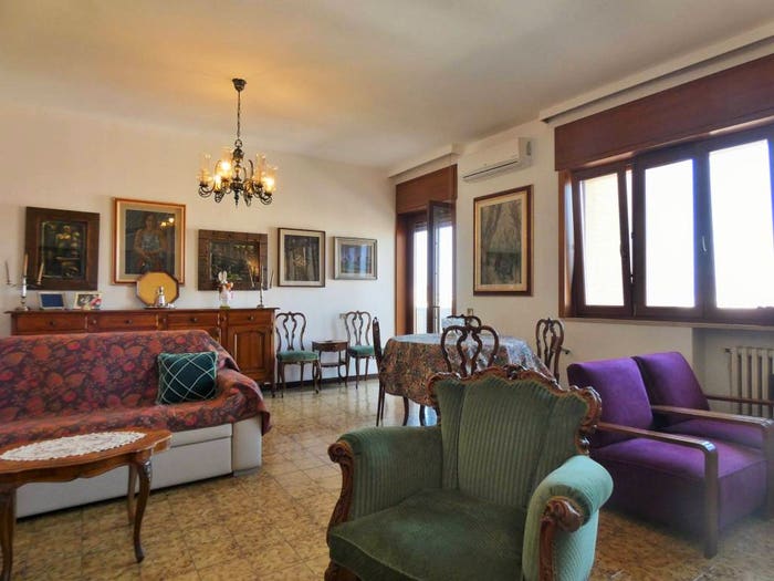 Appartamento con 6 locali in vendita in Via Luigi Corvaglia, Leuca, Lecce