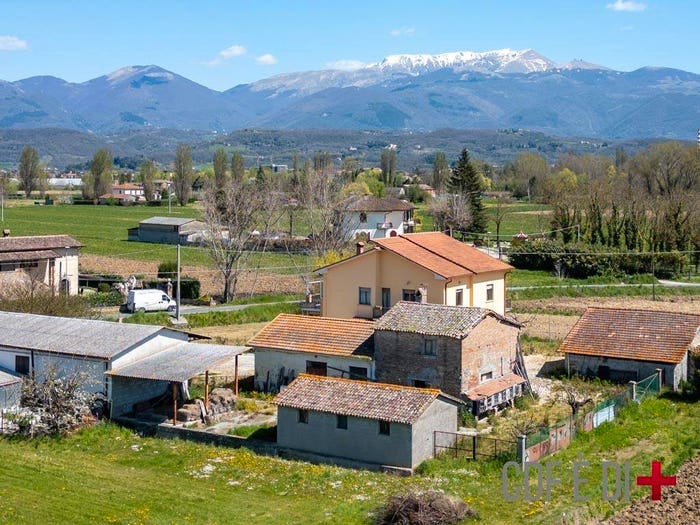 Casa quadrilocale in vendita in Via Torrente, Rieti