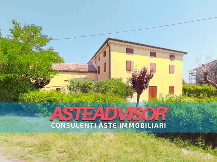 Casa con 6 locali in vendita in Viale Ponte Pietra, Mirandola