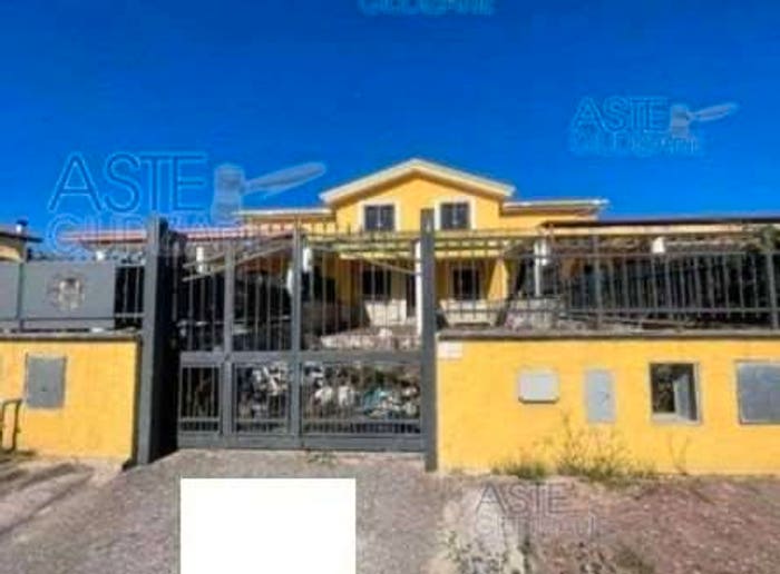 Appartamento con 6 locali in vendita in Via dei Platani, Oricola