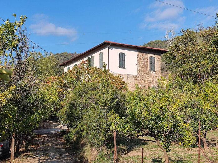 Casa con 6 locali in vendita in Centro, Camporosso