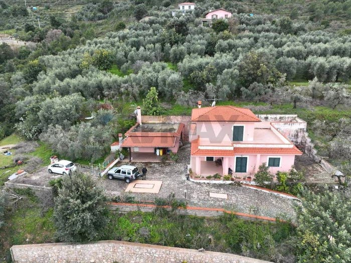 Casa con 6 locali in vendita in CONTRADA CALABRETTO, Itri