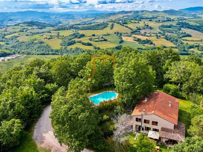 Casa con 6 locali in vendita in Pergola