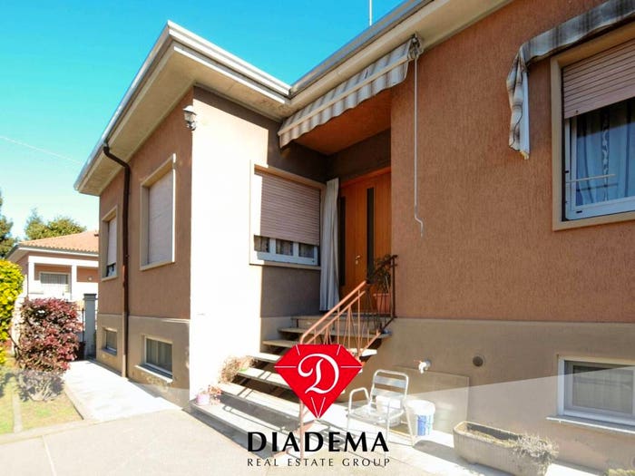 Casa quadrilocale in vendita in Via Genolini, Besnate