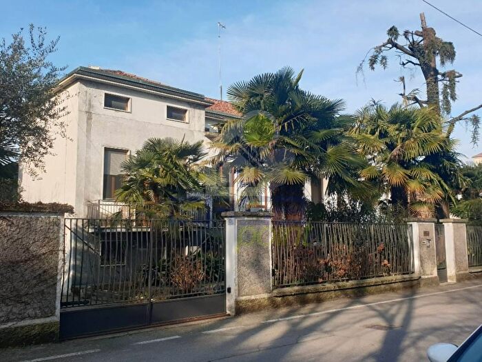 Casa con 5 locali in vendita in Piazza Tirina, Casalbuttano Ed Uniti