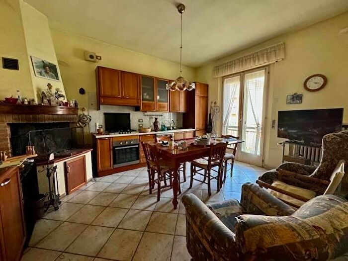 Casa con 8 locali in vendita in Forli'
