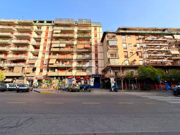 Appartamento con 6 locali in vendita in Via giulio cesare, Fuorigrotta, Napoli