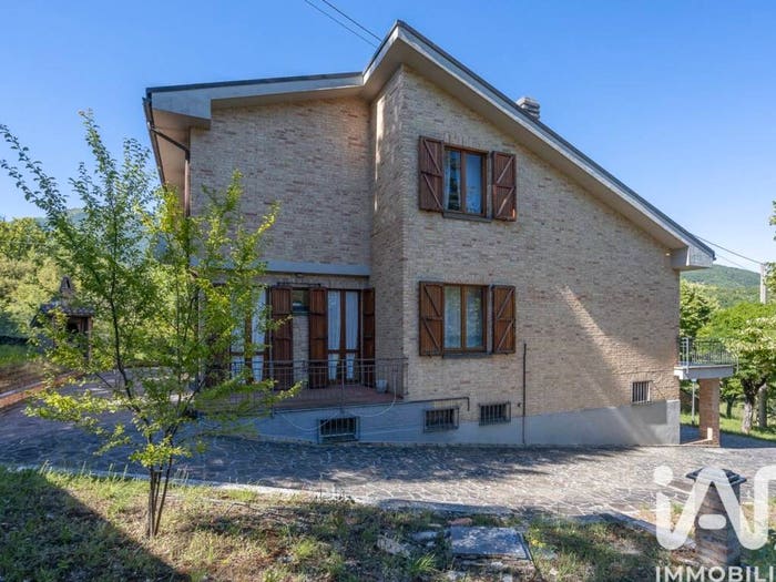 Casa con 6 locali in vendita in Via Rapacozzi, San Lorenzo Al Lago, Fiastra