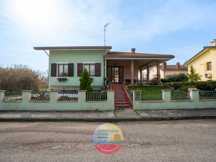 Casa con 6 locali in vendita in Piazza Unità d'Italia, Centro, Jolanda di Savoia