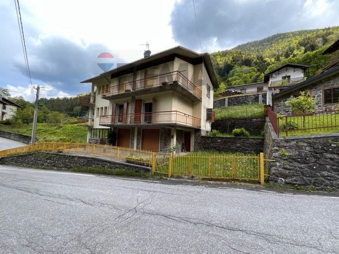 Casa con 6 locali in vendita in Via Capovalle, Roncobello