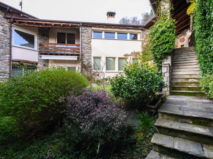 Casa con 6 locali in vendita in Lesa