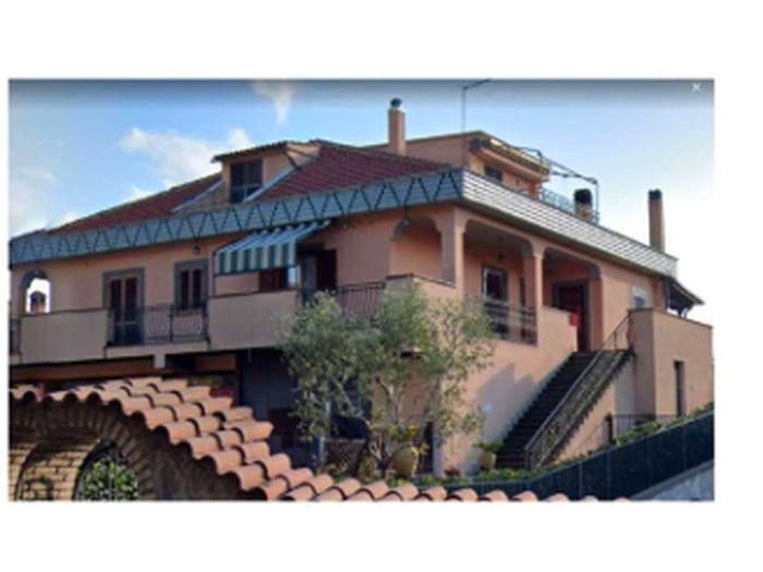 Appartamento con 6 locali in vendita in Via Capo D Acqua, Semicentro, Marino