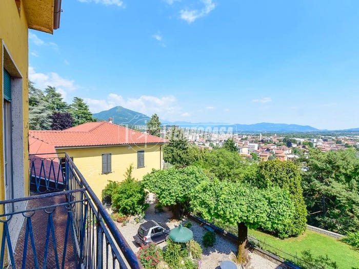 Appartamento con 6 locali in vendita in Via Tassera, Centro, Erba