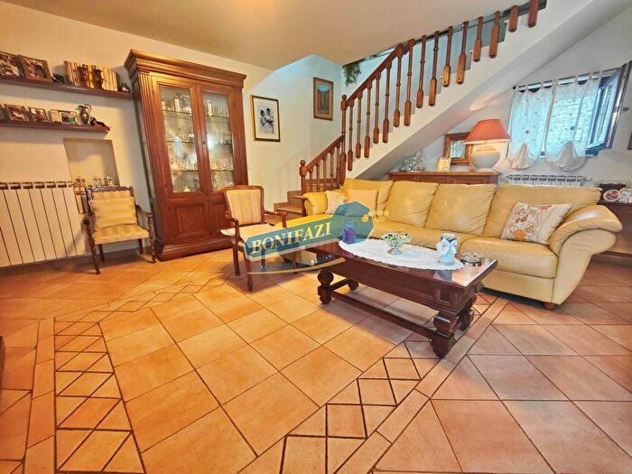 Casa con 5 locali in vendita in Seravezza