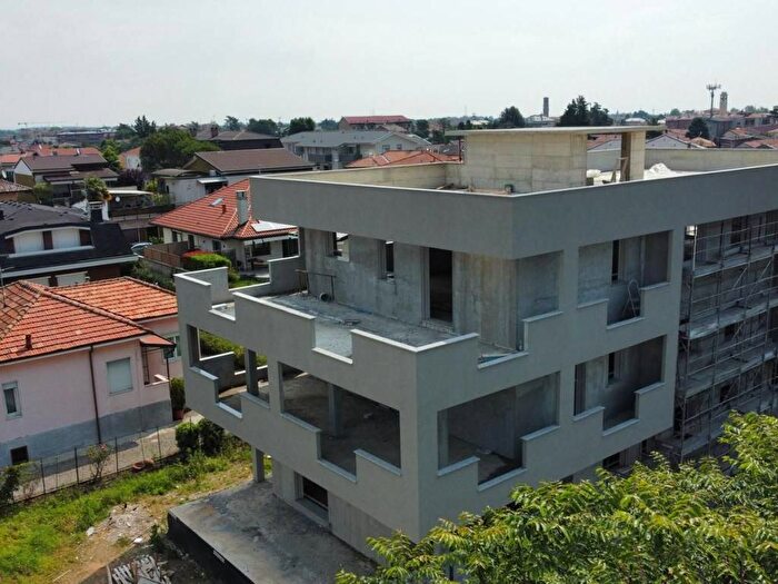 Appartamento quadrilocale in vendita in Via Ugo Foscolo, Centro, Parabiago