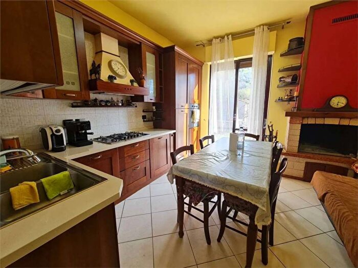 Appartamento con 6 locali in vendita in Via Paolo Volponi, Centro, Fermignano