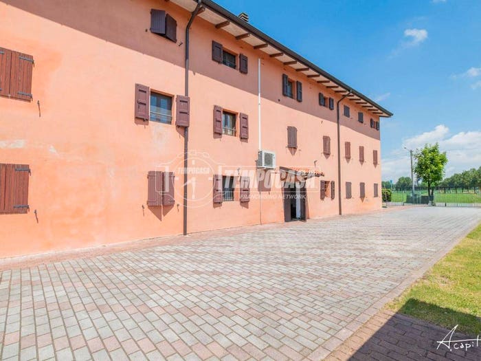 Casa con 6 locali in vendita in Stradello Sottopassaggio, Modena Est, Modena