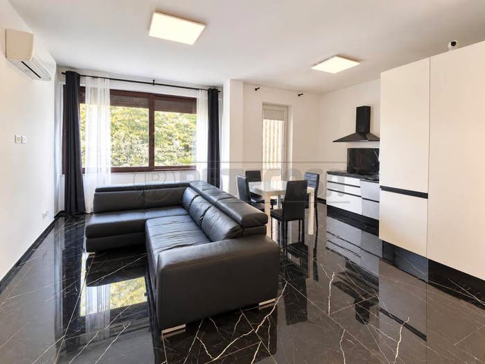 Appartamento quadrilocale in vendita in Viale Domenico Zaccagna, Avenza, Carrara