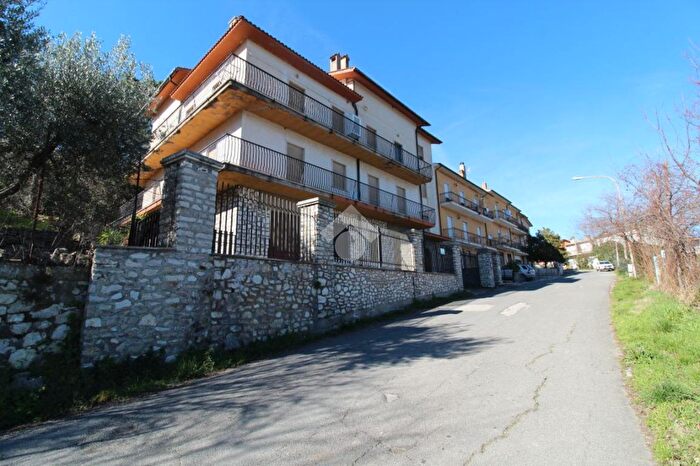 Appartamento con 6 locali in vendita in Via Rampinello, Scandriglia
