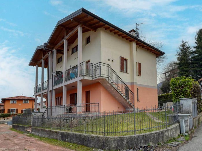 Appartamento con 6 locali in vendita in Via P Bozzolo, Marchirolo