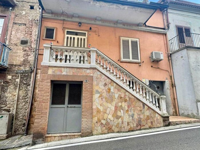 Appartamento con 5 locali in vendita in Via Capone, Altavilla Irpina