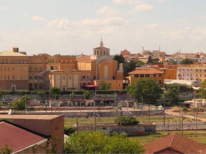 Appartamento trilocale in vendita in Via Montefalco, Furio Camillo, Roma