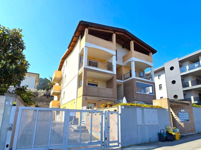 Appartamento con 6 locali in vendita in Via Niccolò Tommaseo, Montesilvano Colle, Montesilvano