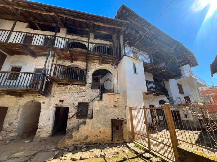 Casa con 6 locali in vendita in Via Santa Barbara, Rueglio