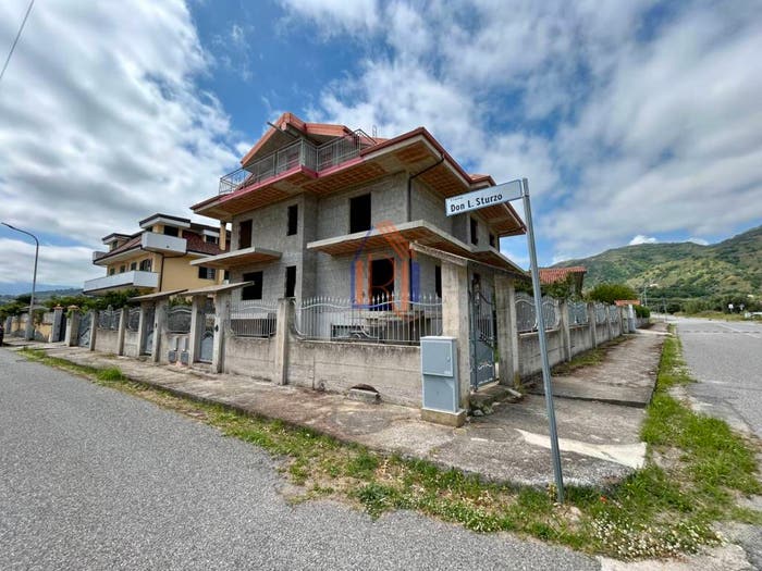 Casa con 6 locali in vendita in Via Don Luigi Sturzo, Montepaone Lido, Montepaone
