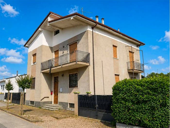 Casa con 6 locali in vendita in VIA GRAMSCI, Granozzo, Granozzo con Monticello