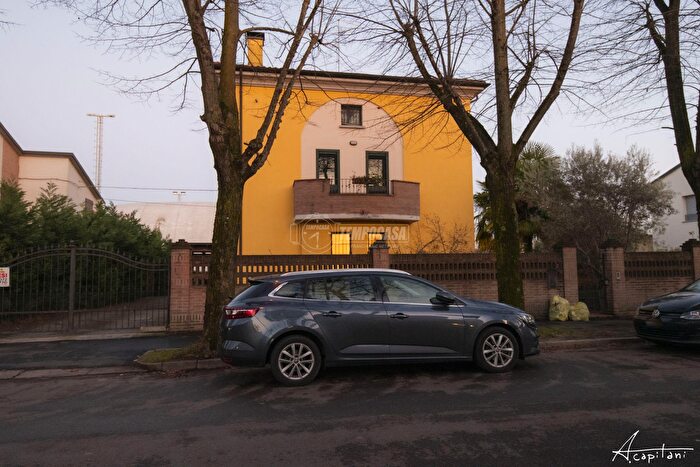 Appartamento con 7 locali in vendita in Via Pietro Giannone, Camposanto