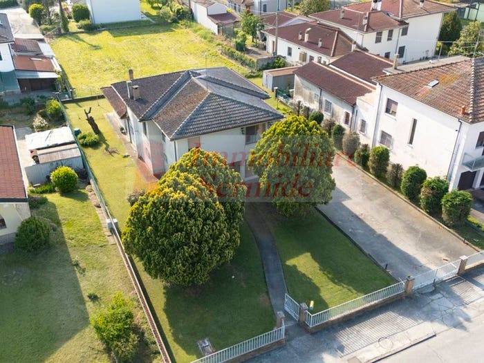 Casa con 6 locali in vendita in Viale Rinascita, Sermide e Felonica