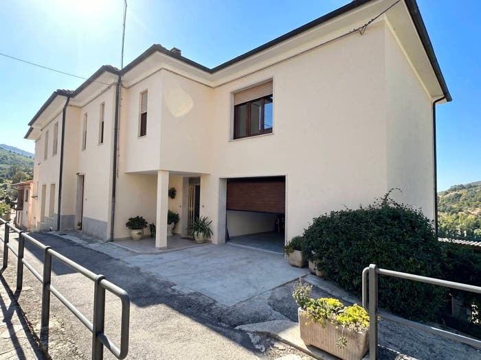 Casa con 6 locali in vendita in Frazione Palombare, Palombare, Arrone
