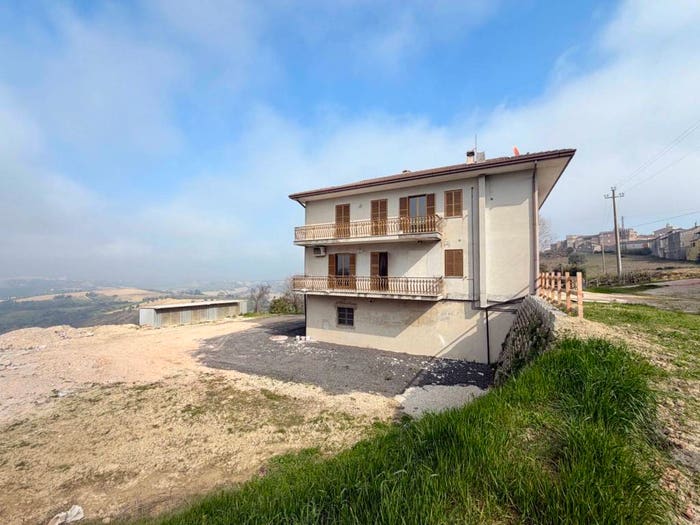 Casa con 6 locali in vendita in Via Santa Maria, Centro, Rapagnano