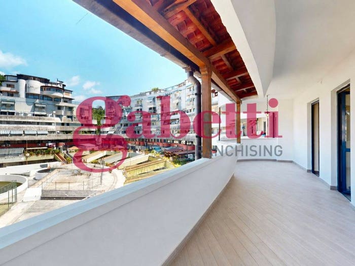 Appartamento con 5 locali in vendita in Via Nicola Nicolini, Ponti Rossi, Napoli