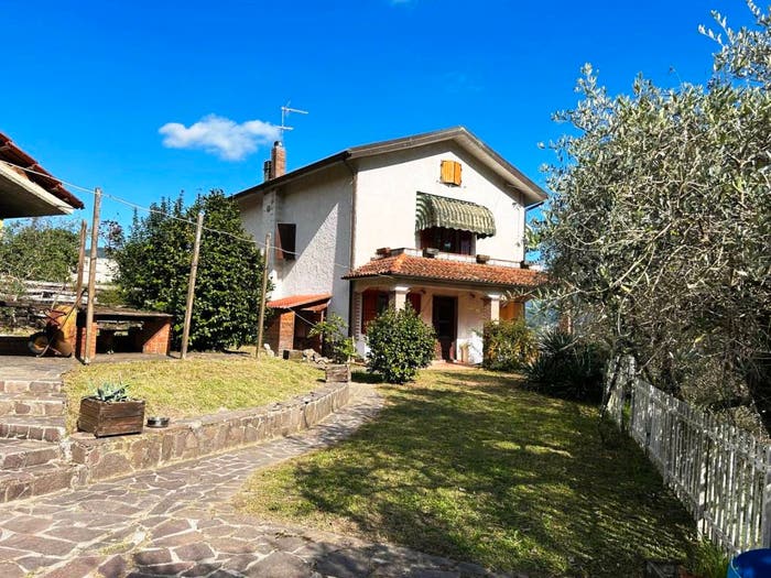 Casa quadrilocale in vendita in Via Brigate Partigiane, Follo