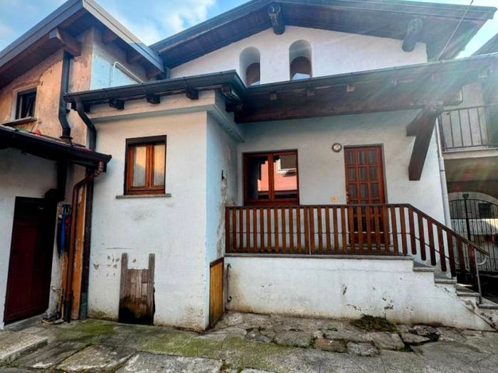 Casa bilocale in vendita in Via Indipendenza, Gemonio