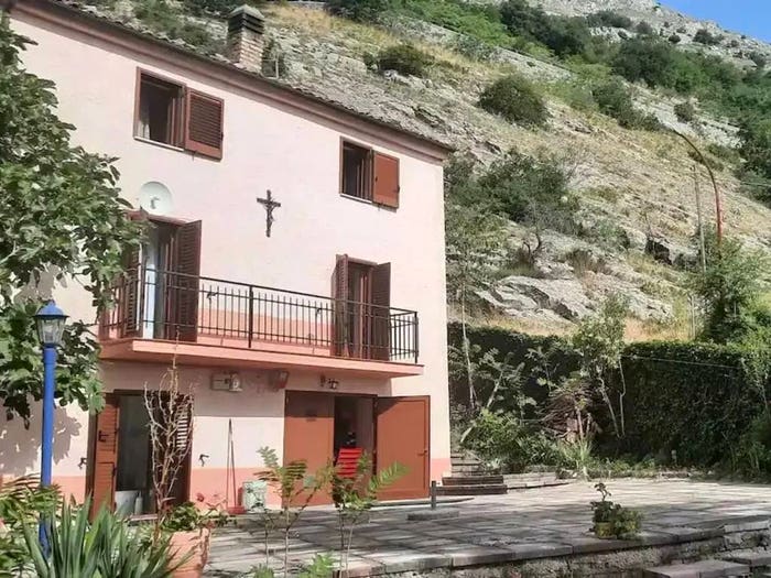 Casa con 6 locali in vendita in Via Valle, Pescosansonesco