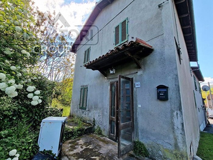 Casa quadrilocale in vendita in Vicolo delle Logge a, Piazza Al Serchio
