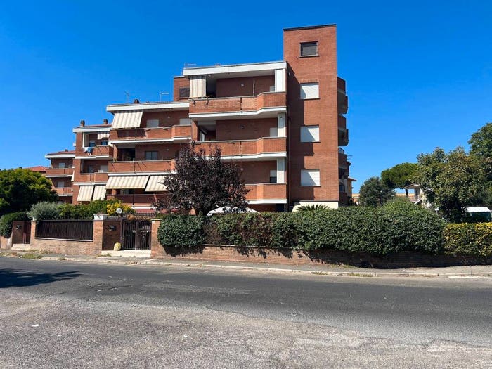 Appartamento trilocale in vendita in Strada Comunale di Montegiove, Centro, Genzano di Roma
