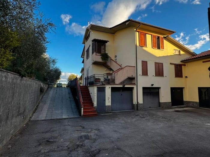 Casa quadrilocale in vendita in Via Grazia Deledda, Centro, Loro Ciuffenna